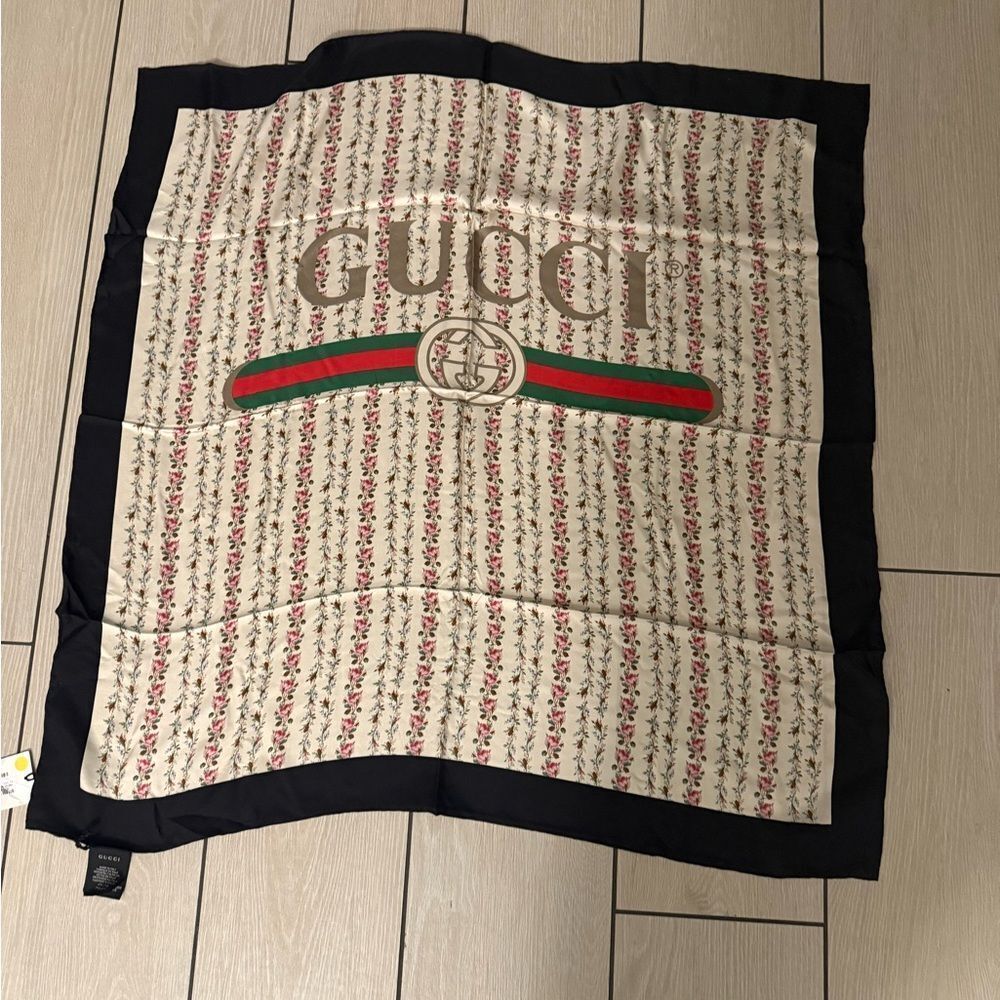 Brand new Gucci Beige and Black Floral Logo Scarf with box